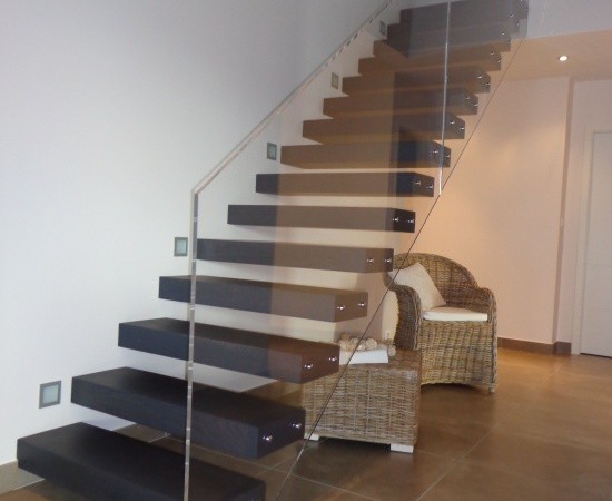 Escalier à marches suspendues